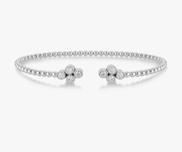 Un-bracelet-jonc-intemporel-diamants or blanc