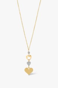 Collier-en-or-jaune-18K-orné-d'un-pendentif-composé-de-trois-cœurs-serti-de-diamants